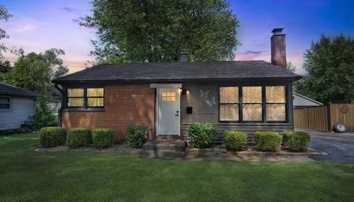 Comforting Retreat Near Woodfield Mall home - Photo 3