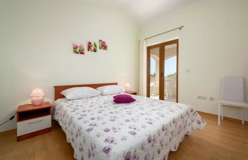 Three-Bedroom Holiday Home In Tinjan - Photo 25