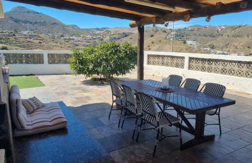 großes Haus mit Garten und Blick auf die kanarische Hügellandschaft - Foto 1