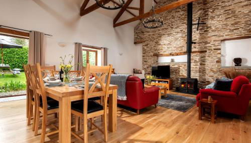 Threshing Barn at East Trenean Farm -Stunning Cornish Cottage sleeping 6 with hot tub, private garden, rural views and EV facilities - Foto 2