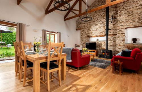 Threshing Barn at East Trenean Farm -Stunning Cornish Cottage sleeping 6 with hot tub, private garden, rural views and EV facilities - Foto 2