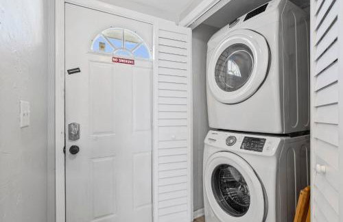 Polished oceanfront condo with pool access, private balcony & washer/dryer - Foto 25