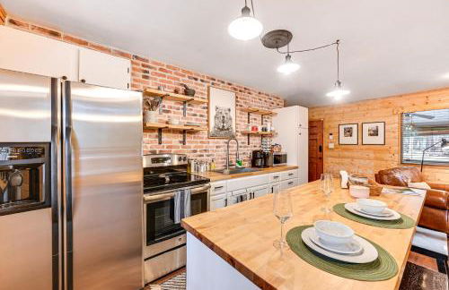 Forest Views and Fire Pit Cozy Pine Cabin - Foto 8