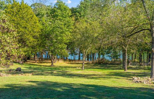 Lakefront Retreat with Deck Movie Room and Yard - Foto 60