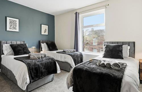 Modern 5 Bed 2 Bath House w Free Parking - Photo 7