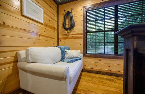 Rustic Family Getaway - Pool Table, Hot Tub, Pets, Great Location - Photo 25