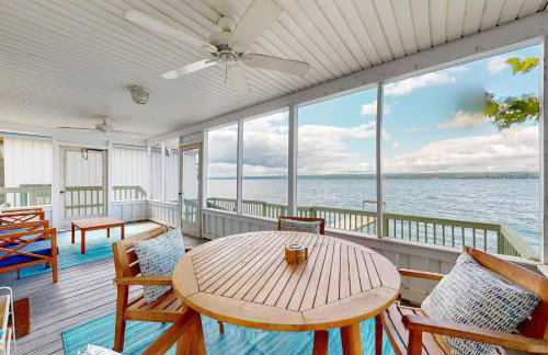 2BR Lakeside Home with Patio, Porch and AC - Foto 1