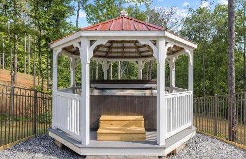 Lake Norman Home Lake Access with Heated Pool & Hot Tub - Foto 35