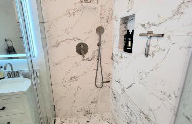 Private and large 2 bedroom house with Pool table, backyard and office near attractions - Foto 32