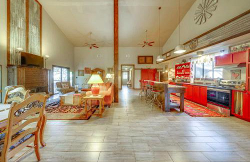 Peaceful Helotes Cabin Fire Pit, 9 Mi to Old Town - Foto 10