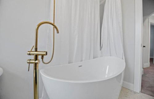 Main Street Oasis Pool and Hot Tub Sleeps 8 - Foto 19