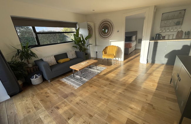 Maygrove Retreat - Sleeps 2 - Jacuzzi - Parking - Photo 15