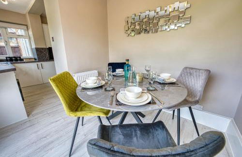 Elegant 5 Bed House - Sleeps 9, Central Solihull, NEC, JLR, HS2, Resorts World, Airport Business and Leisure Stays, - Foto 16