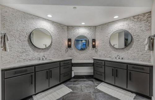 Cozy mountain home w riverfront patio - Foto 67