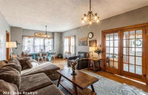 Bright 4BR Bungalow Sleep 12 near Des Moines & i80 - Foto 1