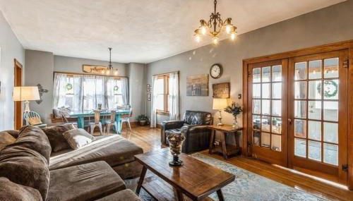 Bright 4BR Bungalow Sleep 12 near Des Moines & i80 - Foto 1