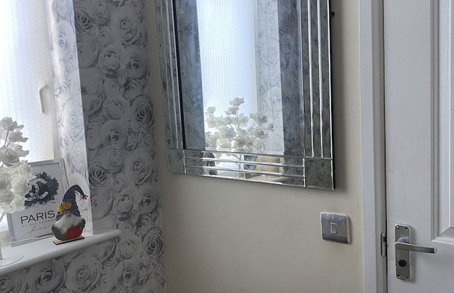 Beautiful House Minutes Away From Liverpool Airport With Huge Garden - Photo 6