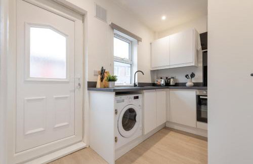 Spacious Modern 2BR - Parking - Workspace Area, Ideal for Contractors & Long Stays - NordStay - Foto 18