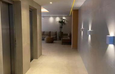 Apto com Varanda, Vista e Piscina a 50m da Praia - Foto 31