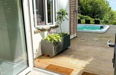 Relaxing private entrance ensuite room with stunning sea view and swimspa - Photo 2