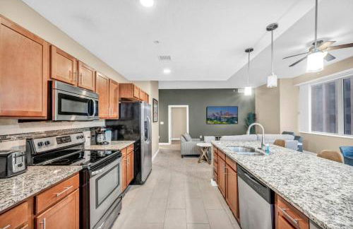 Luxury 13th Floor Condo: Downtown/ Parking 4 /Gym - Photo $