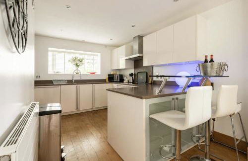 Modern contemporary home in beautiful setting - Foto 12