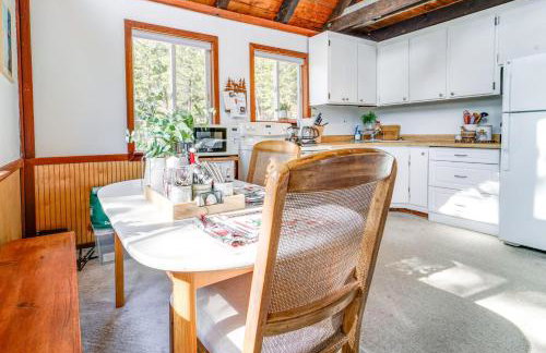 Serene Lakes Cabin with Deck Dog Friendly! - Foto 7