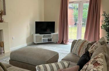 Beautiful 4-Bedroom Home for Groups & Families - Foto 1