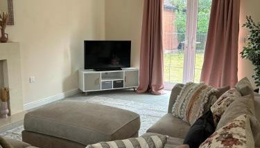 Beautiful 4-Bedroom Home for Groups & Families - Foto 1