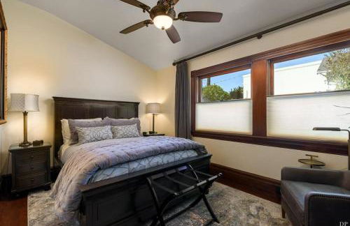 Upscale Downtown Home Walk to Beach shops Bars 2 - Photo 4