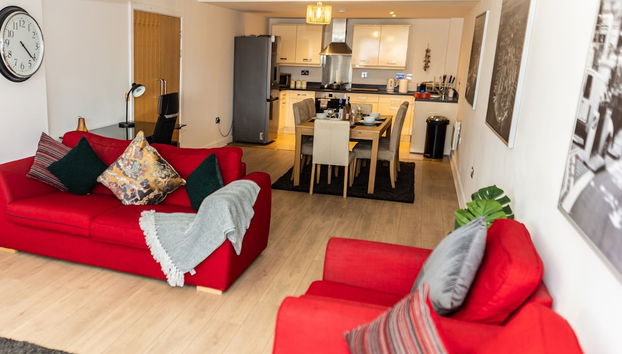 2ndHomeStays-Digbeth-B12 I Large Stylish 2-Bed Apartment I Ensuite I Sleeps 6 I Free Parking & WiFi I Perfect for Work Stays, Relocations & Holiday I Near Birmingham Project Sites & Attractions - Foto 2, Imagen principal