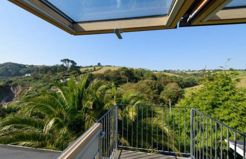 Beach Front House with Stunning Sea Views and Free Parking - Foto 28