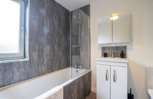 The Larky - Modern 2 Bed Cottage in Larkhall - Photo 25