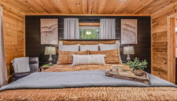 Creekside On The Bluff 2 Bedroom Cabin by RedAwning - Foto 4, Habitación