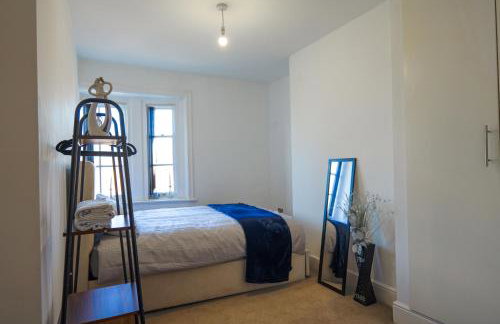 Zeenat Central Bury - Modern 2BR with Free Parking Sleeps 6 - Foto 7