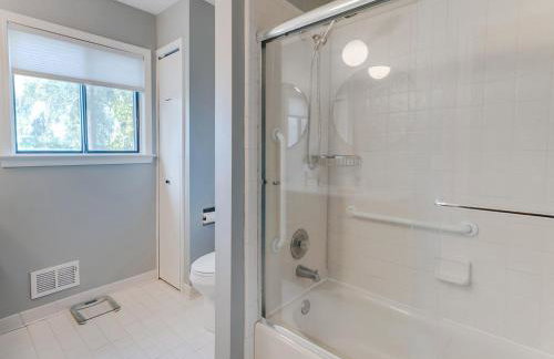 Lakefront Retreat with Views and Decks and Fire Pit - Foto 19