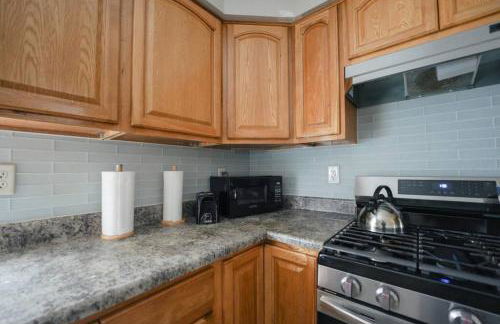 Newark Liberty Brick House - Private Bedroom 1 - Foto 47