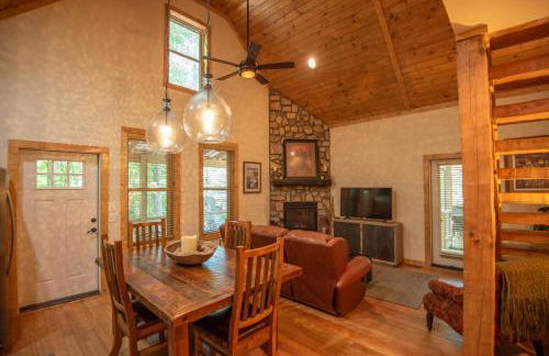 Stone's Throw Bungalow-- Hot Tub, Modern & Updated, Sleeps 2 - Foto 10