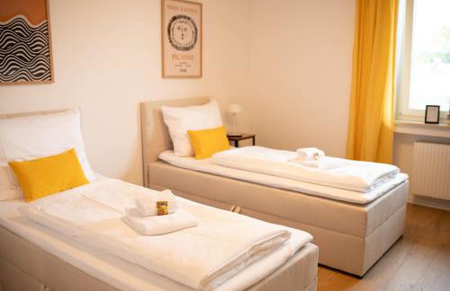 Platz für 8 Pers - C4S Come4Stay Monteure "InnArt" Boxspringbett Einzelbett Töging am Inn, Parkplatz, WLAN, Balkon, Smart TV, voll ausgestatteter Küche, Waschmaschine - Foto 10