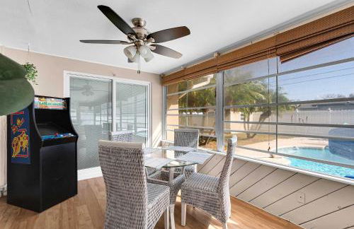 Four Bed Home with Pool Game Room Bar Near Beach - Foto 30