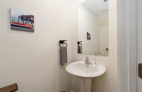 New 3BR Raceday Retreat - Steps from Speedway - Foto 35