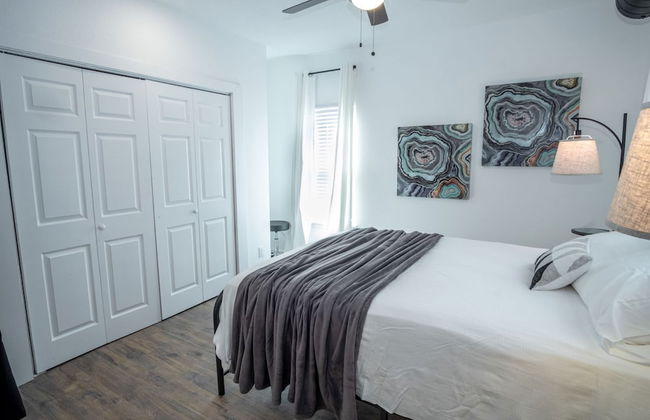 Huge Remodeled 5BR 4BA House Sleeps 20 Downtown - Photo 14