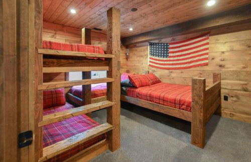 One of a Kind Cabin, Covered Deck, Spa, and Games - Foto 32