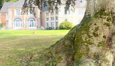 Le Pressoir du Château de Neuville - Piscine chauffée - Jeux - Forêt - Foto 3, Garden view