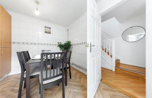 Cozylease 3 Bedroom Canary Wharf Family,Workcation, Fast WiFi, Workspace,1 stop to City - Photo 53