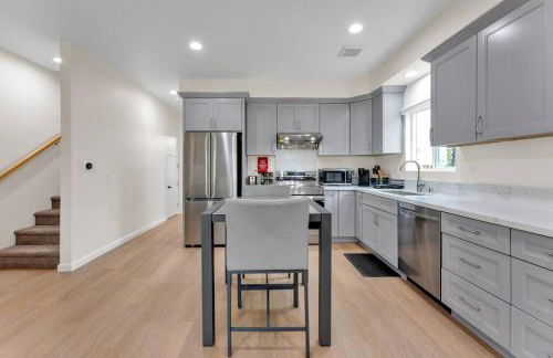 Urban Retreat Fun Relax Self Check-In Hot Tub Foosball Fire Pit Cornhole - Photo 17