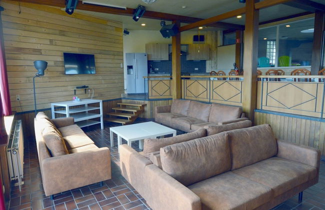 Superb House for Family Group with Swimming Pool, Sauna, Hot Tub, Billiards - Foto 13