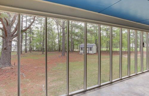 Patio and Pool Table Lake Marion Getaway - Foto 30