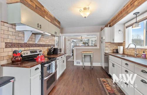 Cozy Farmhouse w Treehouse Fire Pit 1 Mile to Beach Close to Skiing Adventures 1226 - Foto 20