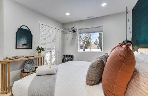 Secluded Westside Cottage - King Bed, Hot Tub, Views, Near Parks and Trails! - Foto 23